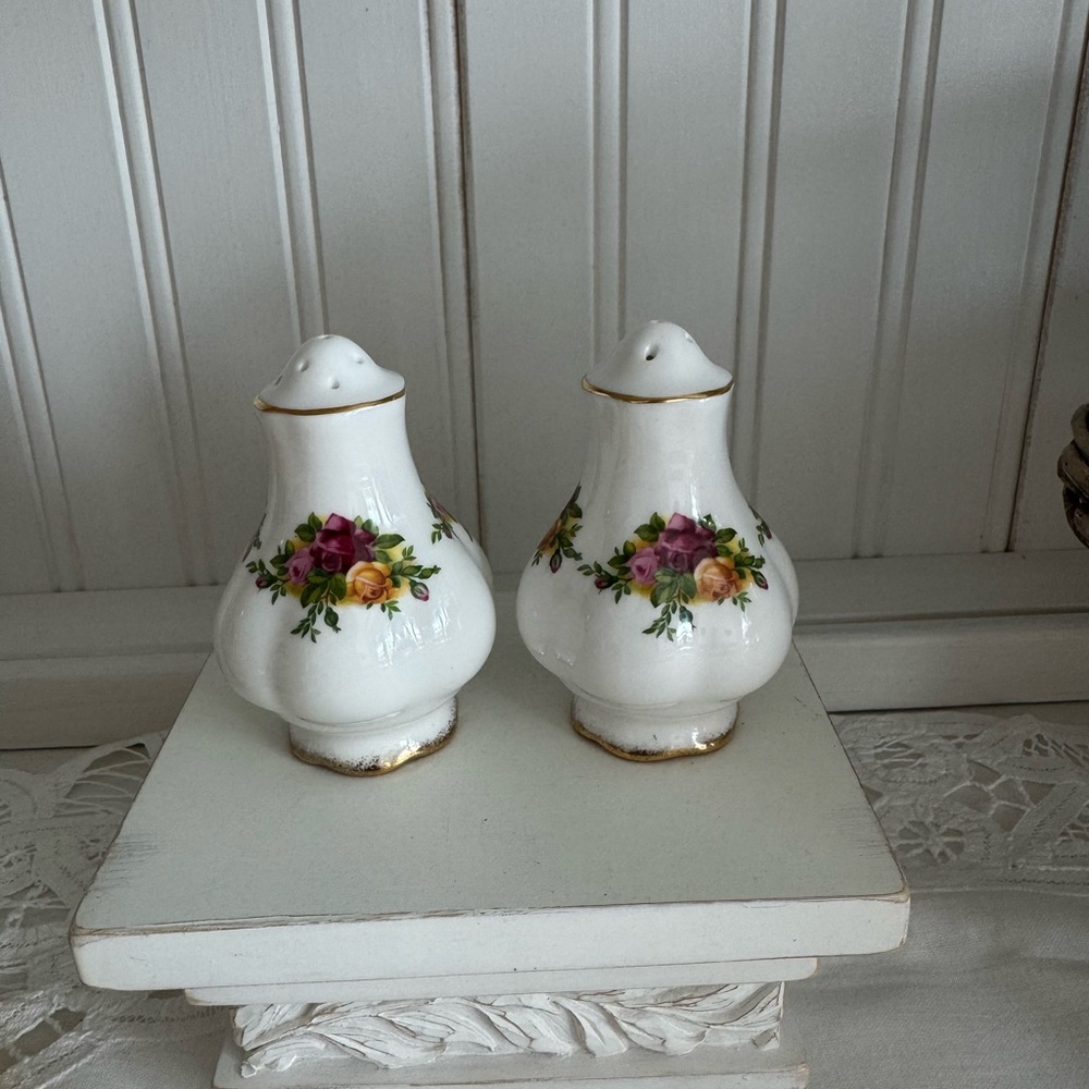 Royal Albert Old Country Roses Salt & Pepper Shakers EUC - Picture 2 of 5